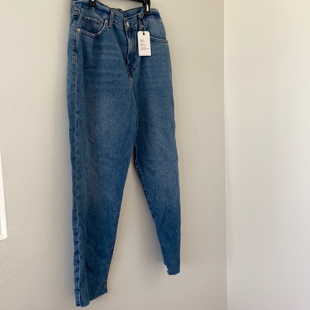 High rise, relaxed fit mom jean